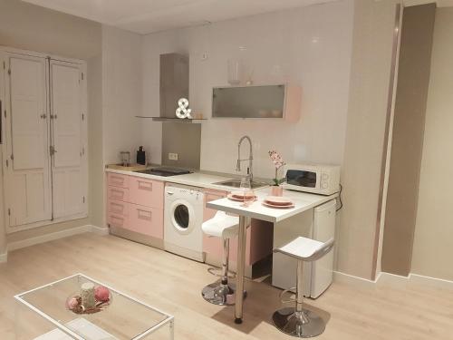 a kitchen with a sink and a washing machine at Apartamento GranVía4 Parking free in Granada