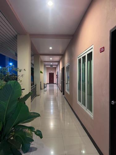 a corridor of a building with a hallway at โรงแรมสิริพรชัย in Takua Pa