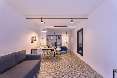 Liceu Apartments by gaiarooms