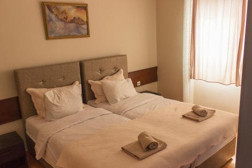 a bedroom with two towels sitting on a bed at Kapija Grada in Ečka