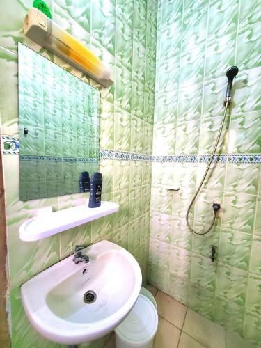 a bathroom with a sink and a mirror at Green Appart 1 chambre et salon in Cotonou