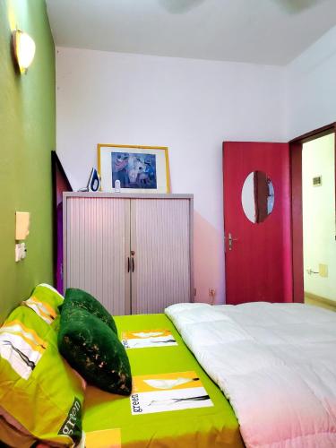 a bedroom with a bed with a cucumber on it at Green Appart 1 chambre et salon in Cotonou
