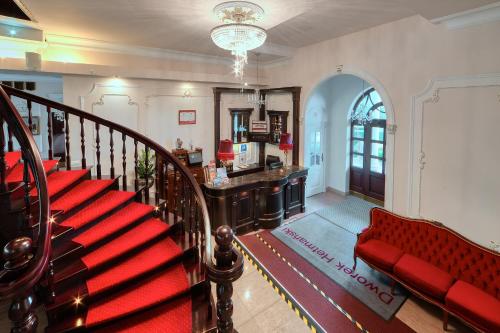 a staircase with a red bench in a room at Dworek Hetmanski in Stargard