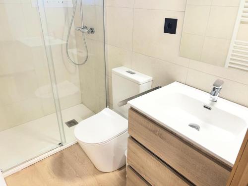a bathroom with a shower and a toilet and a sink at Apartamento centro de Puigcerda in Puigcerdà