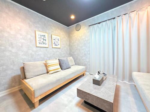 a living room with a couch and a window at Pet-Friendly, Projector, 2LDK, 6pp, Shinagawa Area in Tokyo