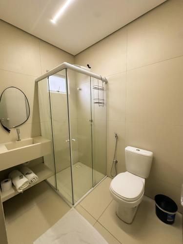 ein Badezimmer mit Toilette und Glasdusche in der Unterkunft TERESINA HOTEL in Teresina