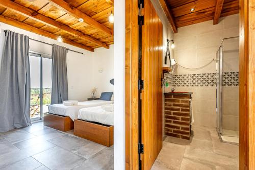 a bedroom with a bed and a shower at Quinta do Grande Lago in Reguengos de Monsaraz