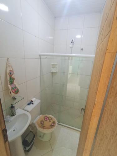 a bathroom with a shower and a toilet and a sink at Aluguel de quarto com suite in Aracaju