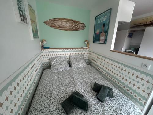 a room with a tiled floor with two pillows at Studio Cosy Biarritz - classé 2 étoiles in Biarritz