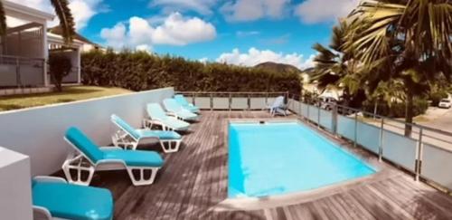 Bright Apartment near Orient Bay with Pool