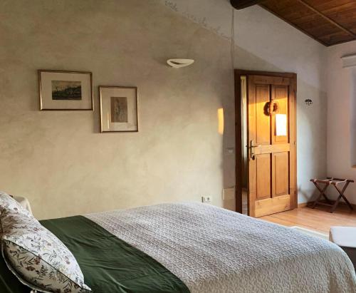 a bedroom with a bed and a wooden door at Agriturismo Viridarium in Castellucchio