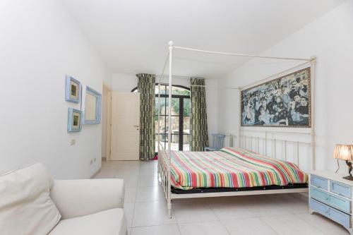 a living room with a bed and a couch at Sale Marino - Goelba in Capoliveri
