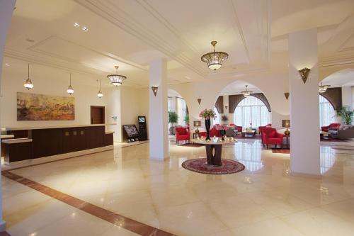 Lobbyen eller receptionen på Royal L'azure Resort