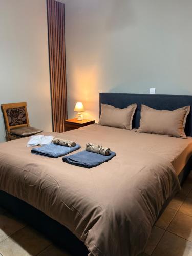 ein Bett mit zwei Handtüchern darauf in der Unterkunft AZRA studios in Mytilini