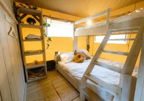 sypialnia z dwoma łóżkami piętrowymi i drabinką w obiekcie Camping de Brem w mieście Renesse