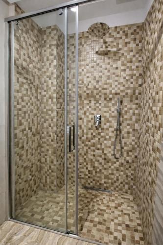 a shower with a glass door in a bathroom at Hotel Globo in Durrës