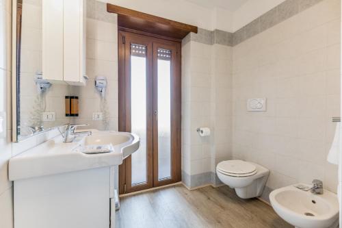 a bathroom with a sink and a toilet at Casa flowers in Ciampino