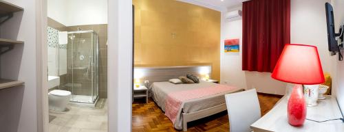 里里耶沃的住宿－La Rocca Scavata，一间卧室设有一张床和一个玻璃淋浴间