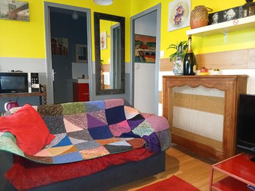 Guest house 40 m2 pour 1,2,3 personnes-Rez de Chaussée sur Rue et Patio-Séjour,Cuisine,SDB,Chambre avec Lit double-2 canapés lit japonais et matelas gonflable-Entrée côté Rue Berzélius-4 m du Métro Brochant lig13- Bus 31,54,74 ers sites touristiques