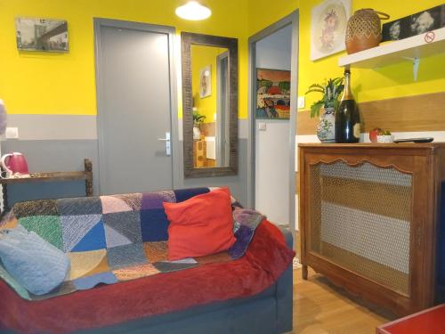 Guest house 40 m2 pour 1,2,3 personnes-Rez de Chaussée sur Rue et Patio-Séjour,Cuisine,SDB,Chambre avec Lit double-2 canapés lit japonais et matelas gonflable-Entrée côté Rue Berzélius-4 m du Métro Brochant lig13- Bus 31,54,74 ers sites touristiques
