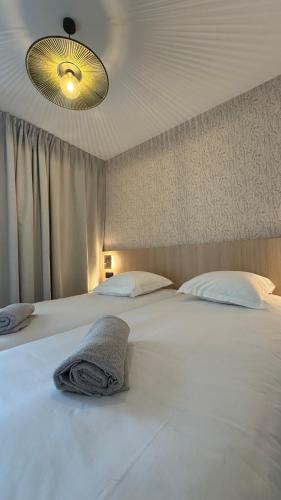 Un pat sau paturi într-o cameră la Abalys Hotel