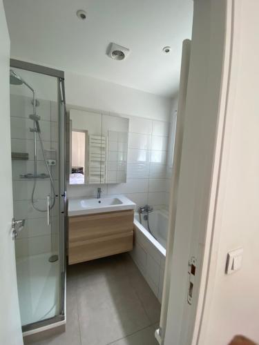 a bathroom with a tub and a sink and a shower at Maison luxueuse proche de Paris centre in Aulnay-sous-Bois