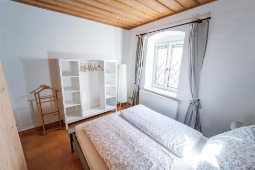 a bedroom with a bed and a window at Wohnen bei Schörgi in Grein