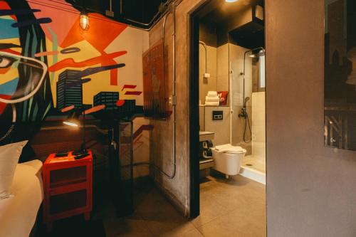a bathroom with a shower and a toilet in it at LOFT Hotel by Sommelier Hoteles in Santiago