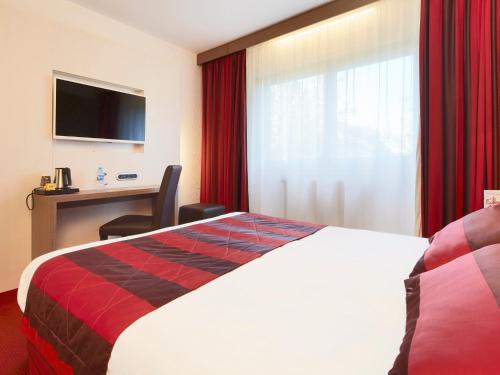 Кровать или кровати в номере Kyriad Grenoble Centre