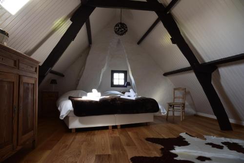 una camera da letto con letto in mansarda di Cottage Nostalgia a Damme