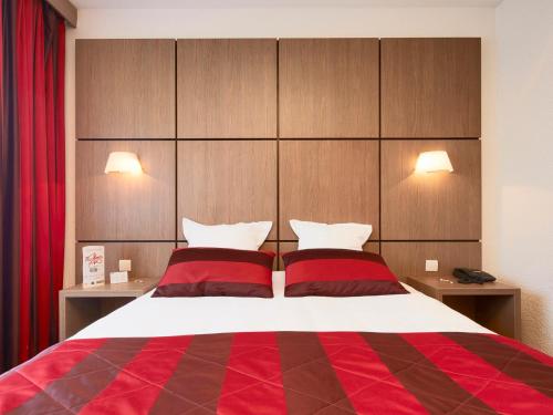 Кровать или кровати в номере Kyriad Grenoble Centre
