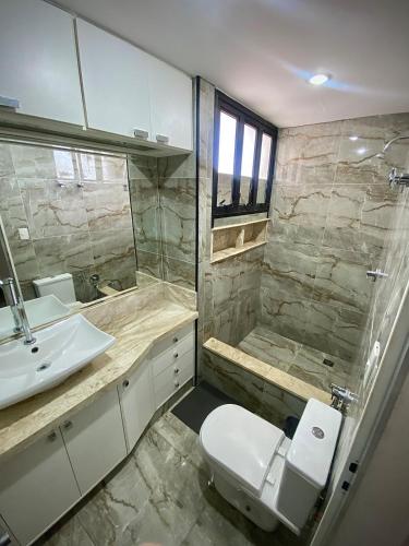a bathroom with a sink and a toilet and a shower at Flat Próximo Shopping Santa Úrsula in Ribeirão Preto