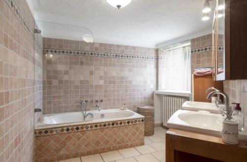 a bathroom with a tub and a sink at Villa au calme jardin piscine proche mer et centre ville in Vallauris