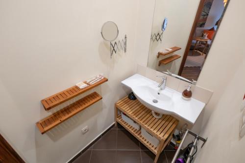 a bathroom with a sink and a mirror at GLEDKA Apartament in Veliko Tŭrnovo