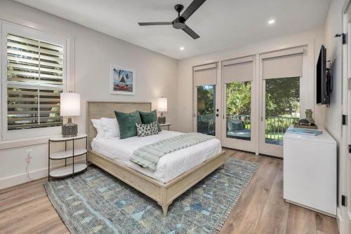 a bedroom with a bed and a ceiling fan at Seafarer Lodge South in Jekyll Island