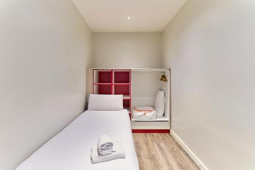 Montserrat Apartments by gaiarooms