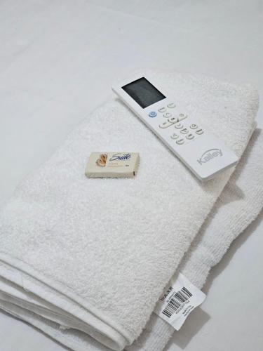 a remote control and a cell phone on a towel at La Tribuna Lounge in Valledupar