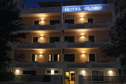 Un gladiatore d'hotel è illuminato di notte di Hotel Globo a Durrës