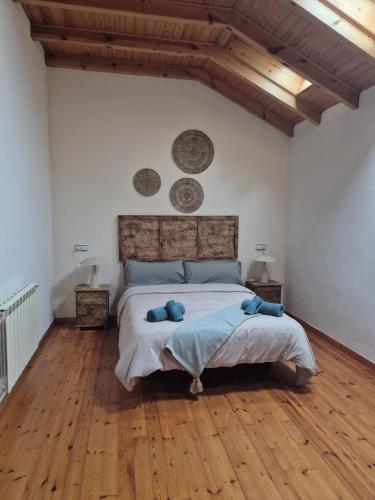 a bedroom with a large bed and wooden floors at Escuelas de collía D AT-1537-AS in Arriondas