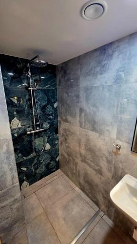 a bathroom with a shower and a sink at Pension Schwarze Pumpe in Spremberg