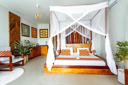 una camera da letto con un letto a baldacchino di Zanzibella Hotel & SPA a Kiwengwa