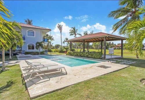 Tropical vibe & Golf | 3BR apartment near beaches