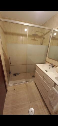 a small bathroom with a sink and a mirror at Gavor 68 in A Pobra do Caramiñal