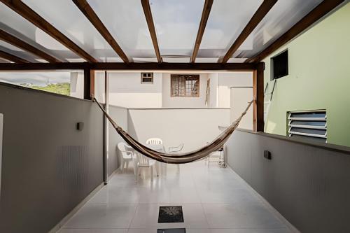 a hammock in the middle of a room at Alto padrão, 2 suítes e lazer privativo in Joinville
