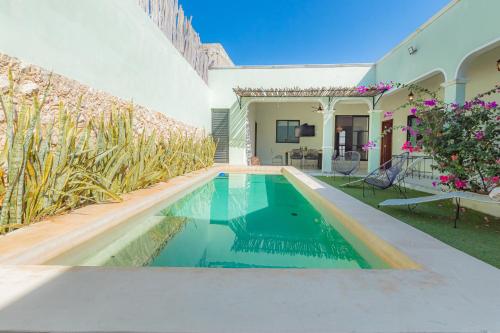 a swimming pool in the backyard of a house at Casa Talavera, Tu Casa en Mérida in Mérida