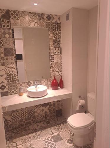 a bathroom with a sink and a toilet at Departamento equipado en el macrocentro santa fe in Santa Fe