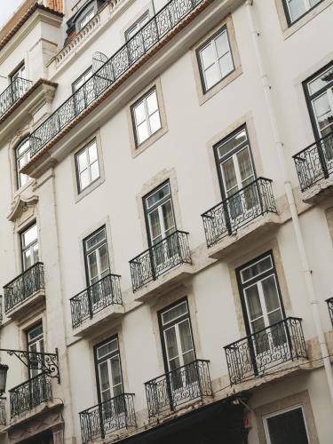 un immeuble blanc avec des balcons et des fenêtres dans l'établissement Casa Solayme Garrett, à Lisbonne