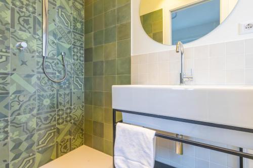 Spacious and bright 2bdr, 2 bathrooms
