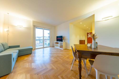 Spacious and bright 2bdr, 2 bathrooms