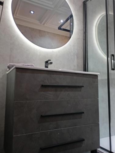a bathroom with a sink and a mirror at Vista al Mar, Ferienwohnung, Traumhafter Meerblick, Seaview in Torrevieja